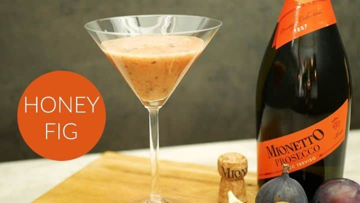 Mionetto Prosecco ČRのインスタグラム：「Další víkend a další recept drinku, který si připravíte doma, je tady! 🤩 🥂 Tentokrát budete potřebovat fíky, blumy, med a samozřejmě Mionetto 🍾 Tak na zdraví! 🧡🧡🧡 #mionetto #mionettoprosecco #proseccovibes #podzim #autumn  #proseccococktails」