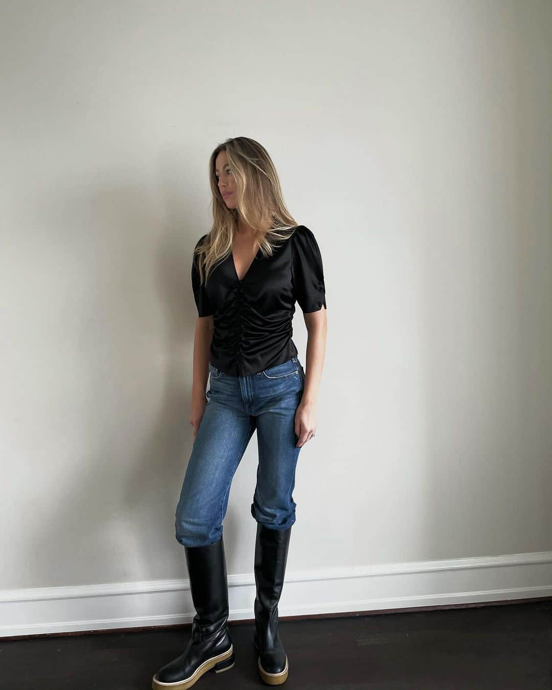 Mathilde Goehlerのインスタグラム：「Annonce.. Basics when it’s best. I have a code for you. Use MATHILDE20 to receive 20 percent off. @frame 🖤」