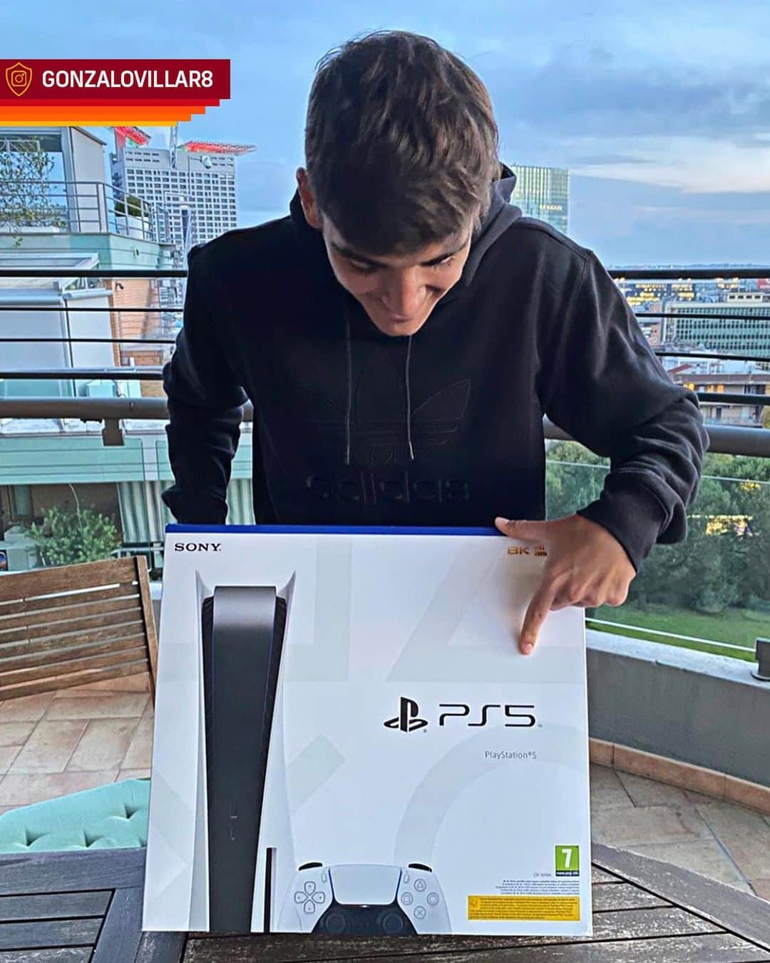 ASローマさんのインスタグラム写真 - (ASローマInstagram)「🎮 Are you 𝐓𝐄𝐀𝐌 #Xbox 🟢 or 𝐓𝐄𝐀𝐌 #PlayStation ⚪️? 🤔 #ASRoma」11月14日 2時25分 - officialasroma