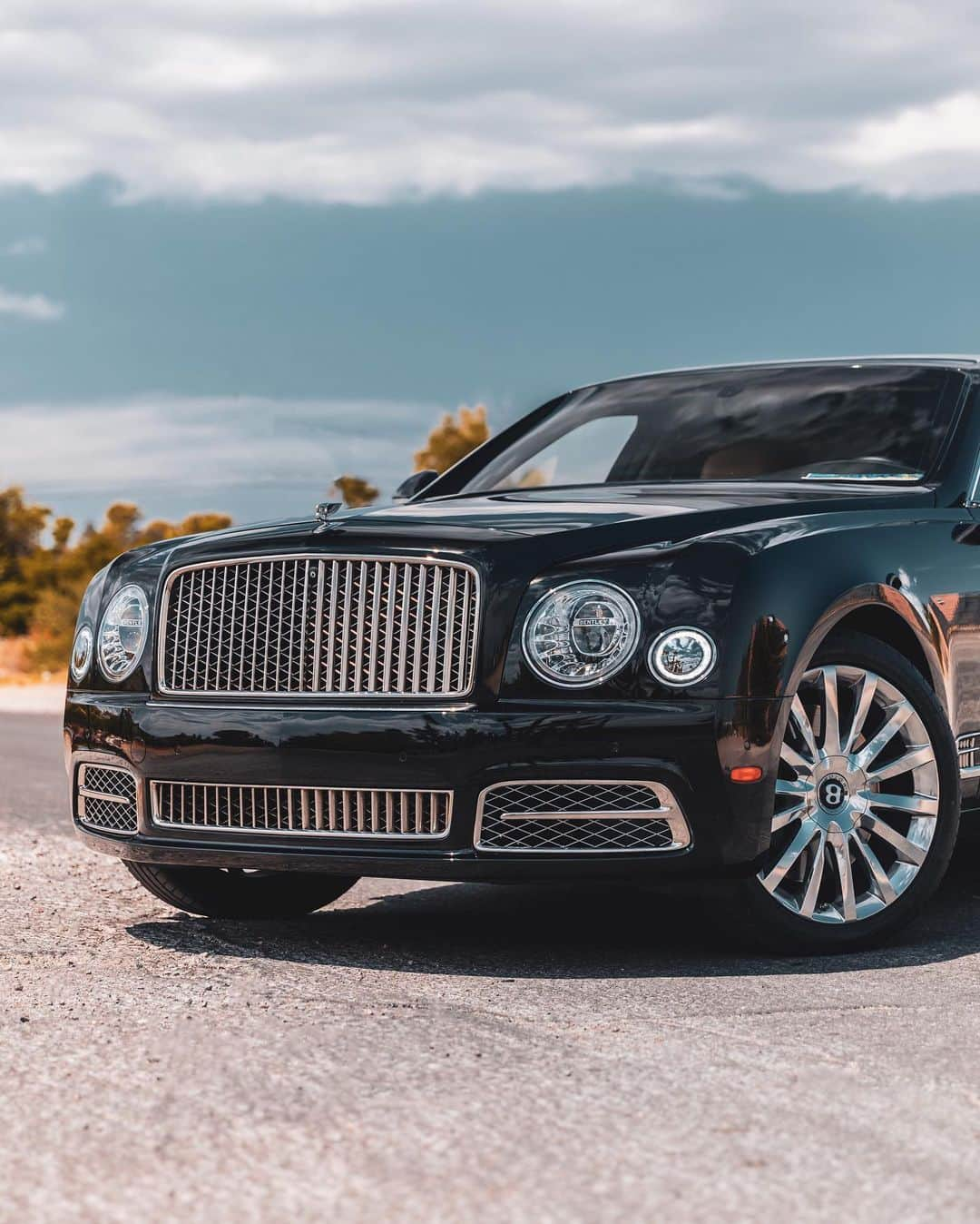 ベントレーさんのインスタグラム写真 - (ベントレーInstagram)「Set the standard that all luxury cars must live up to. The #Mulsanne. #WorldOfBentley _ #Bentley Mulsanne Speed WLTP drive cycle: combined fuel consumption: 17.8 mpg (15.9 l/100 km), combined CO₂: 350 g/km. Photo by @bentleylasvegas」11月14日 2時26分 - bentleymotors