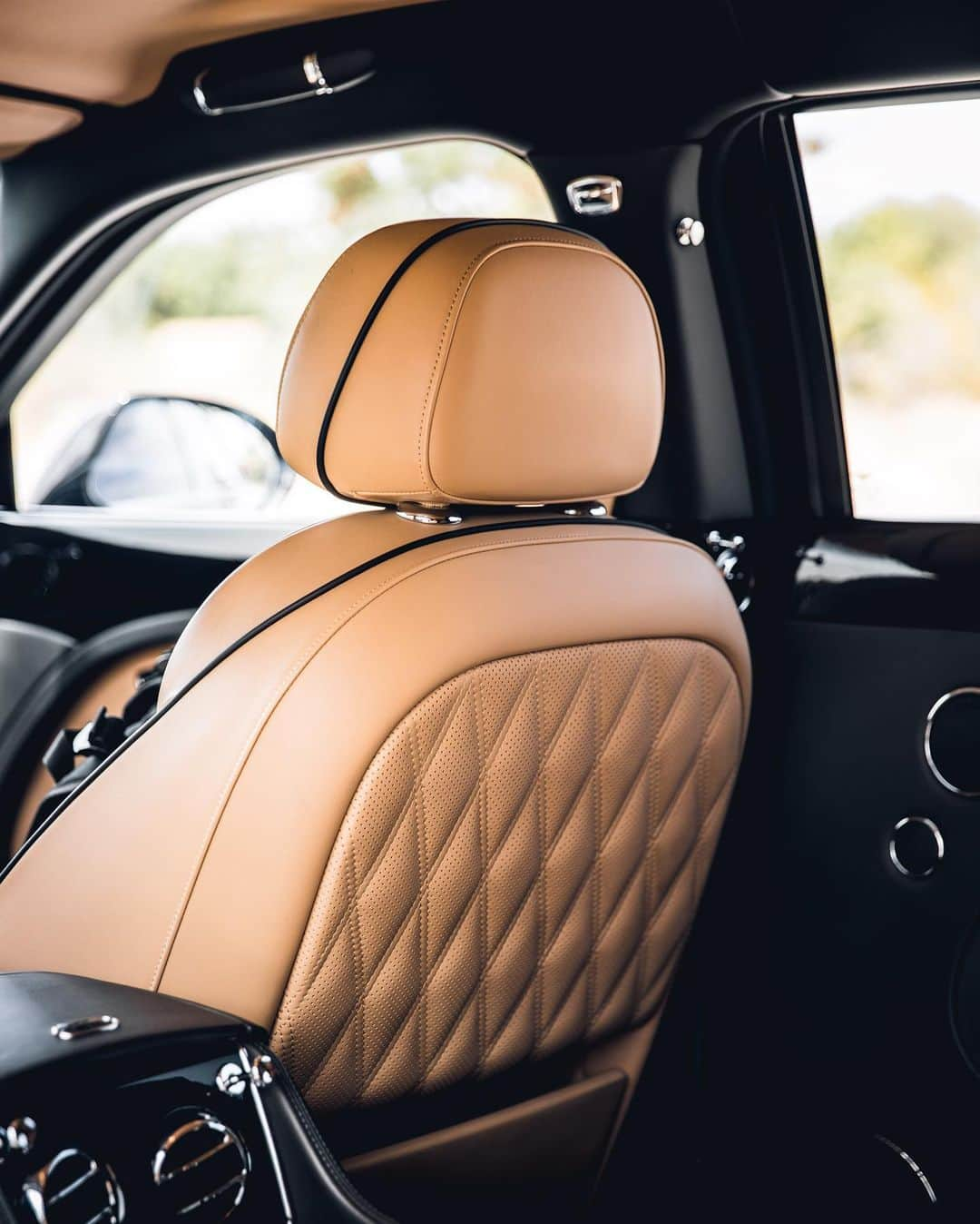 ベントレーさんのインスタグラム写真 - (ベントレーInstagram)「Set the standard that all luxury cars must live up to. The #Mulsanne. #WorldOfBentley _ #Bentley Mulsanne Speed WLTP drive cycle: combined fuel consumption: 17.8 mpg (15.9 l/100 km), combined CO₂: 350 g/km. Photo by @bentleylasvegas」11月14日 2時26分 - bentleymotors