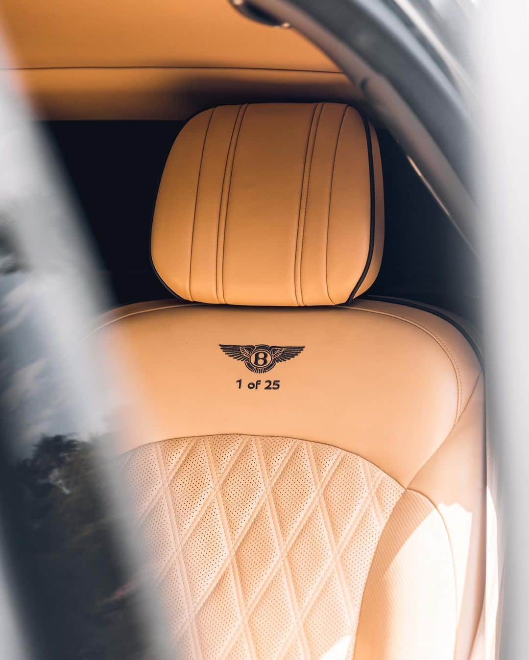 ベントレーさんのインスタグラム写真 - (ベントレーInstagram)「Set the standard that all luxury cars must live up to. The #Mulsanne. #WorldOfBentley _ #Bentley Mulsanne Speed WLTP drive cycle: combined fuel consumption: 17.8 mpg (15.9 l/100 km), combined CO₂: 350 g/km. Photo by @bentleylasvegas」11月14日 2時26分 - bentleymotors