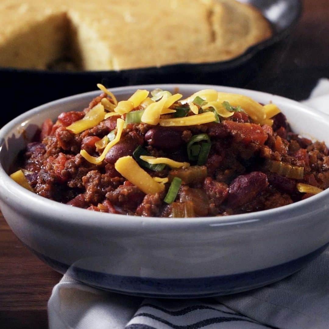 ジョンソンヴィルのインスタグラム：「The secret to our chili? Sausage.   Flavor up traditional meals like chili by adding Johnsonville Ground Italian Sausage. Try a #SausageSwap, or mix it in with ground beef. Your taste buds will thank you. More at SausageSwap.com #BetterWithSausage」
