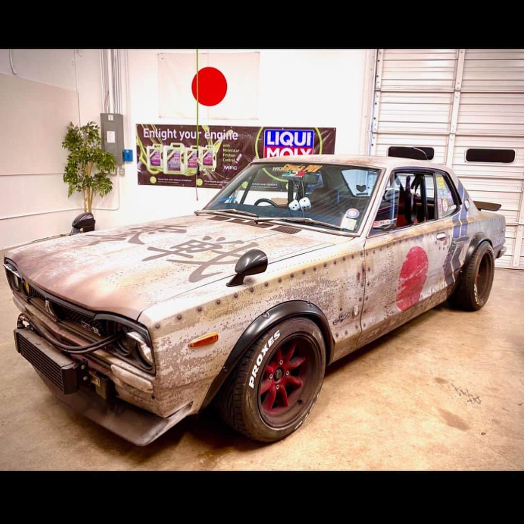 スティーブのインスタグラム：「I’m thinking about a new wrap design for my Skyline Hakosuka .. should I rewrap it with a new look soon?  Thoughts? ハコスカのデザインをそろそろ変えようかなぁって最近考えていますが、どう思います？」