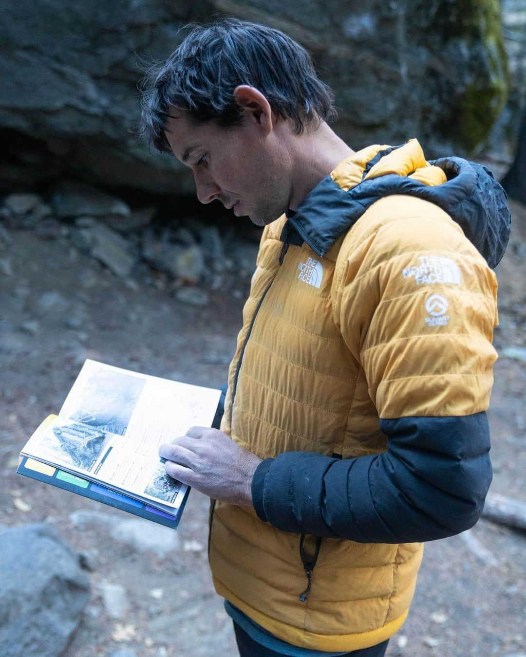 アレックス・オノルドさんのインスタグラム写真 - (アレックス・オノルドInstagram)「I’ve been bouldering a bunch in Yosemite this season, partially because I don’t have any particular big wall goals this year and partially because there’s a new bouldering guidebook. It’s great to finally have a comprehensive guide available - there’re so many incredible boulders scattered all over the Valley floor. There’s a link in my bio for anyone who wants the book - it’s really well done. Photos, and guidebook, by @james_lucas, @shannonekj, @kimbroughclimbs @yosemitevalleybouldering  (The photos are on variations to the King, V6/V7ish)」11月14日 2時36分 - alexhonnold