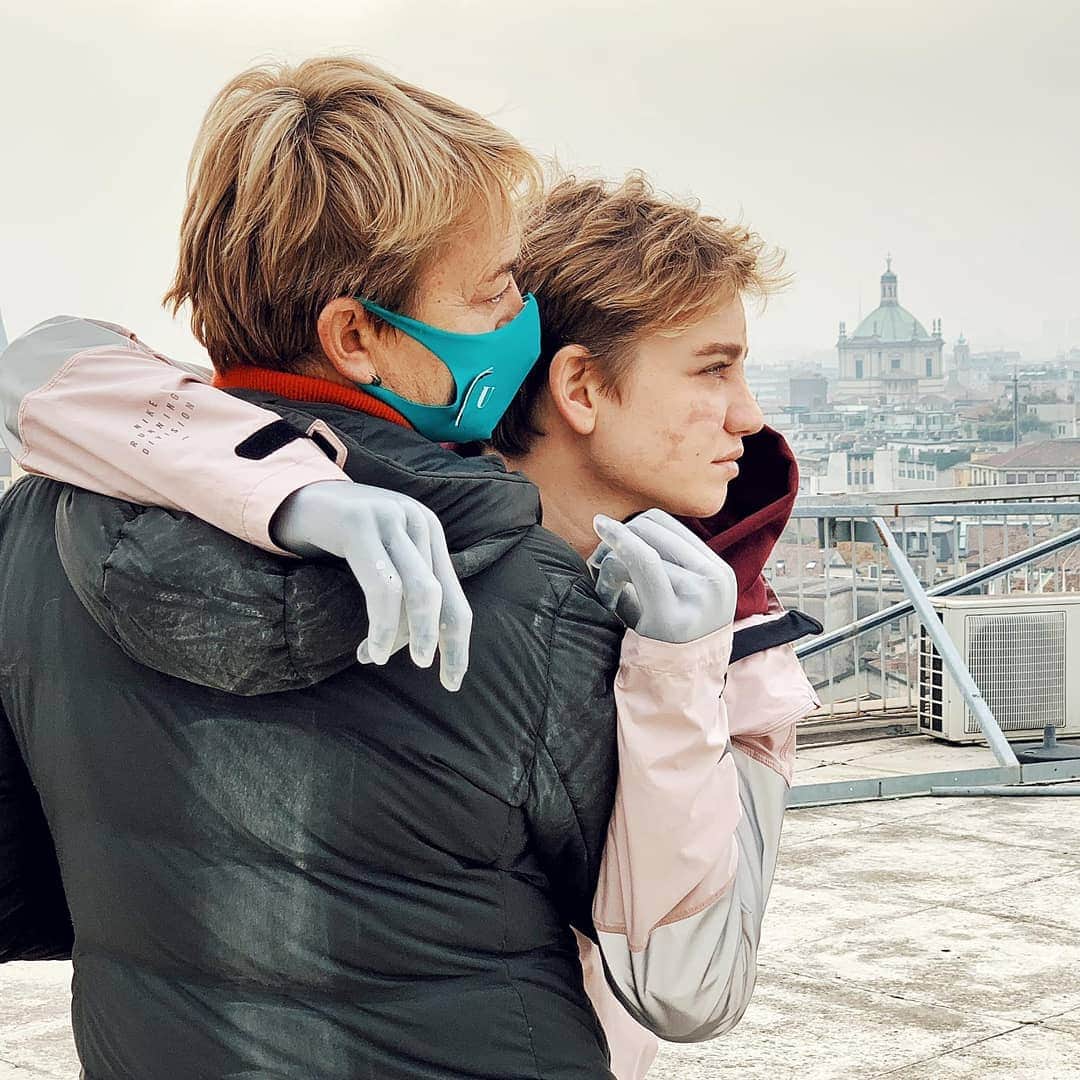 ベアトリーチェ・ヴィオのインスタグラム：「Nella grigia Milano a girare grandi cose... siete pronti?! 🤟🏼🌫💕」