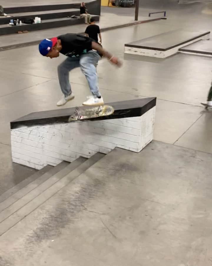 マニー・サンティアゴのインスタグラム：「Skate 🚂 @fgustavoo @nyjah 📽: @davidloy 🤘🏽😈❤️」