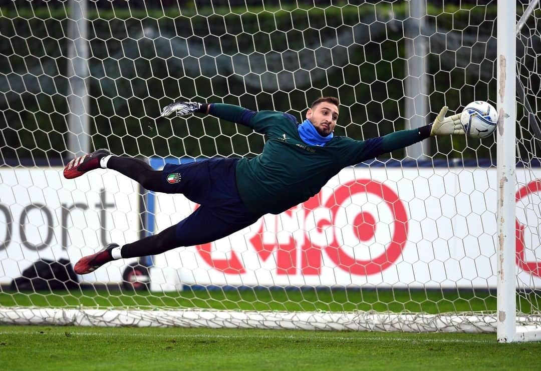 サッカーイタリア代表さんのインスタグラム写真 - (サッカーイタリア代表Instagram)「#Nazionale 🇮🇹 . 🚀 🧤 📸 👌🏻 . #Donnarumma #Sirigu #Cragno #Meret . . #Azzurri #VivoAzzurro #Coverciano」11月14日 2時43分 - azzurri