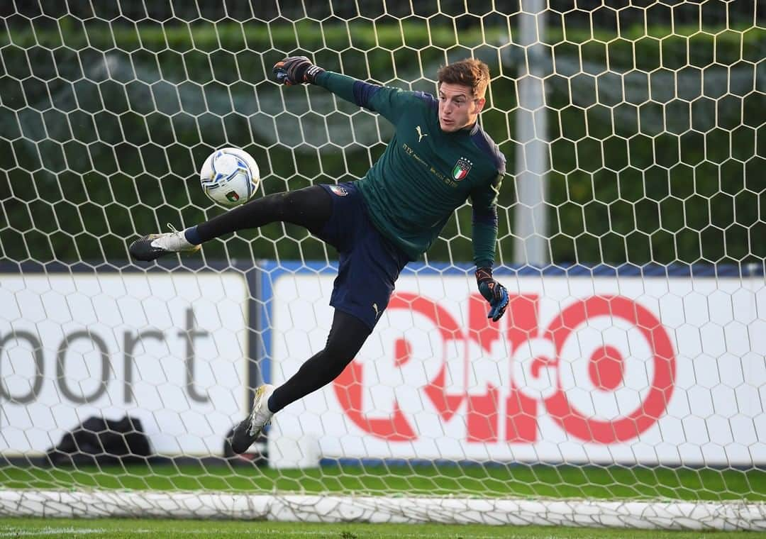 サッカーイタリア代表さんのインスタグラム写真 - (サッカーイタリア代表Instagram)「#Nazionale 🇮🇹 . 🚀 🧤 📸 👌🏻 . #Donnarumma #Sirigu #Cragno #Meret . . #Azzurri #VivoAzzurro #Coverciano」11月14日 2時43分 - azzurri