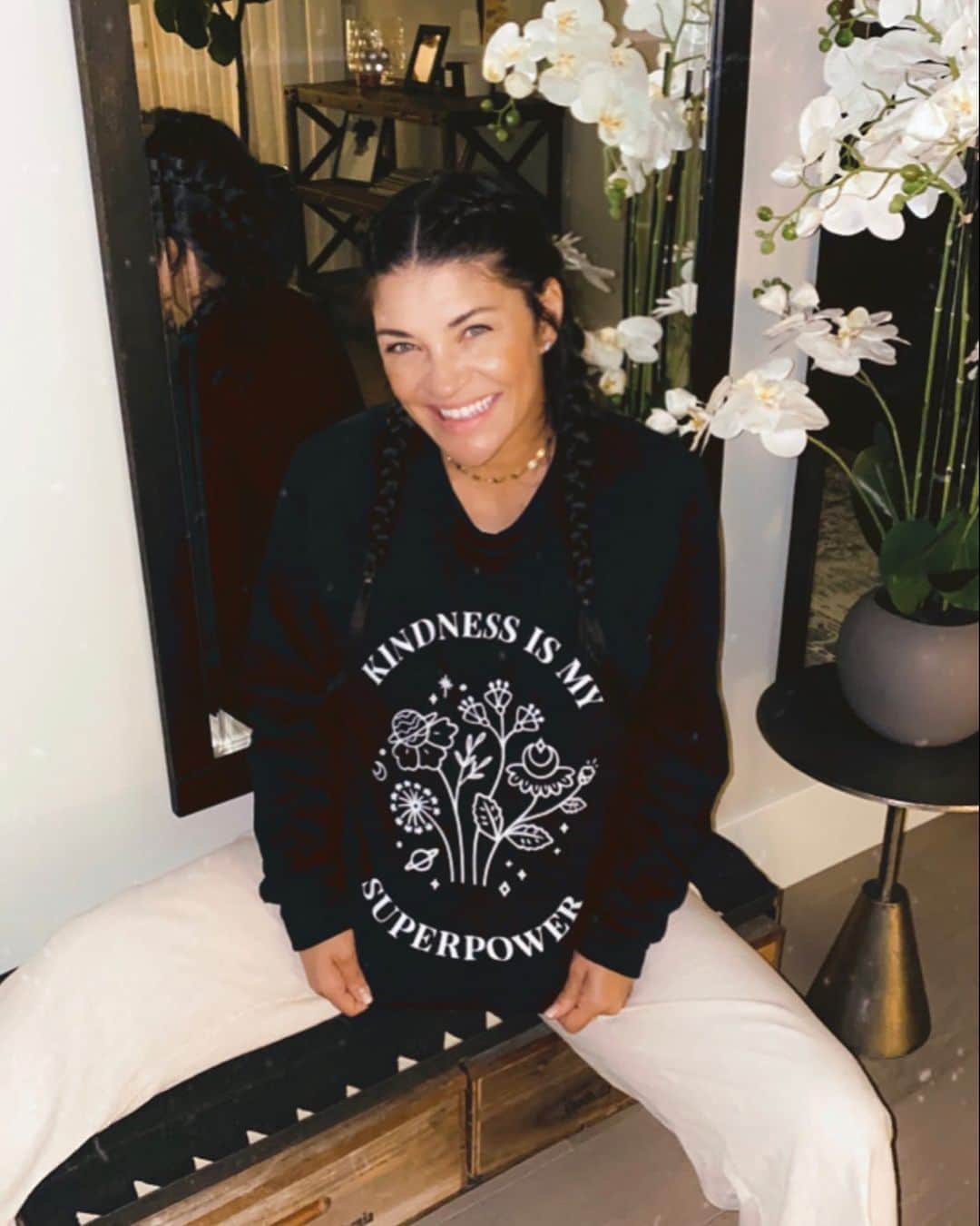 ジェシカ・ゾアのインスタグラム：「Today is #WorldKindnessDay but let’s celebrate it every day! No need to hide that superpower we all have - KINDNESS 😊 I absolutely love my cozy sweatshirt by my friends at the @kindcampaign. Proceeds are dedicated to bringing awareness and healing through their amazing anti-bullying school assemblies. Get yours today and share the love! LINK IN BIO」