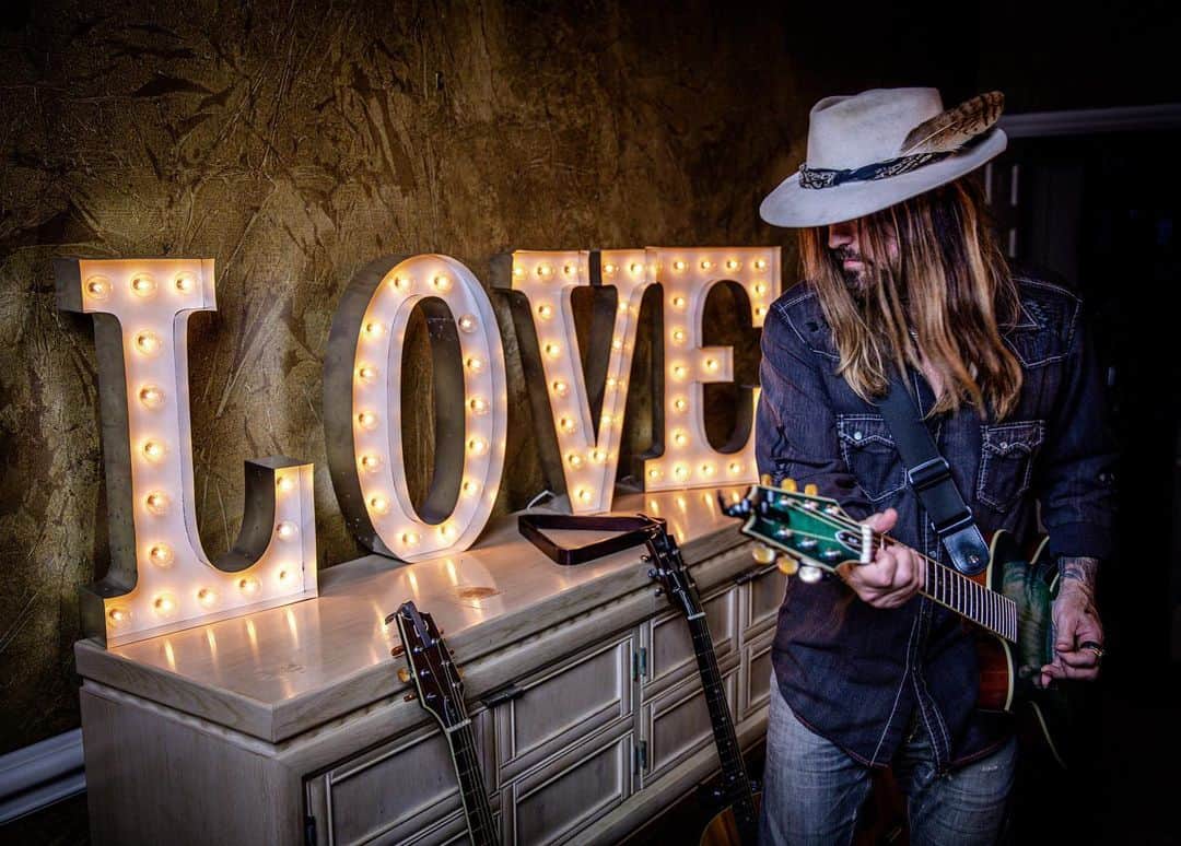 ビリー・レイ・サイラスのインスタグラム：「#WorldKindnessDay. Love is always the answer.  📸:@stevenjbradley」
