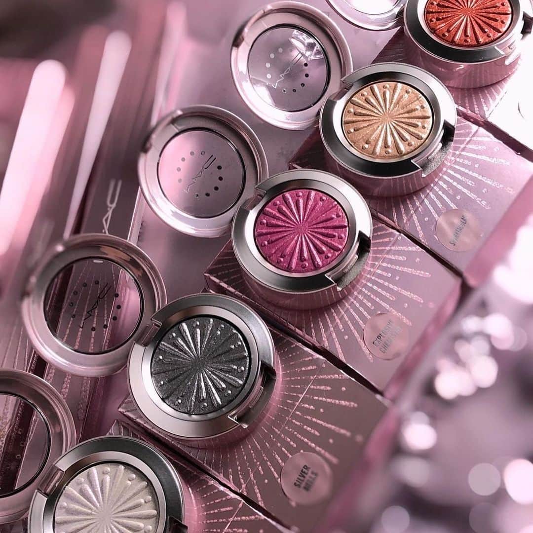 M·A·C Cosmetics UK & Irelandさんのインスタグラム写真 - (M·A·C Cosmetics UK & IrelandInstagram)「SILVER BELLS✨🔔 Selling out FAST! Meet the Extra Dimension Foil Eye Shadow in Silver Bells:  -Luminous -Highly pigmented -Shimmer-metallic finish  TRY it on using our Virtual Try On Tool✨ Go, go, GO!  #MACCosmeticsUK #MACCosmetics #MACChristmas #MACHoliday #MACGifts #BeautyGifts #MACEyeshadow」11月14日 3時01分 - maccosmeticsuk