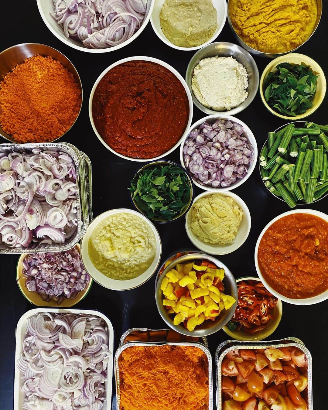 鄭碧瑩のインスタグラム：「Diwali 2020 has begun for us.   Can’t go home? It’s okay. We bring the party here. This is enough prep for the whole village thanks to kitchen champ @isobel.chang 💚💚  From here on it’ll be up to @kvijaynathan to make it happen. 🤪 . . . #homecooking #indianfood #diwali2020 #diwali #indiancooking #vscofood #vsco #diwalilights」