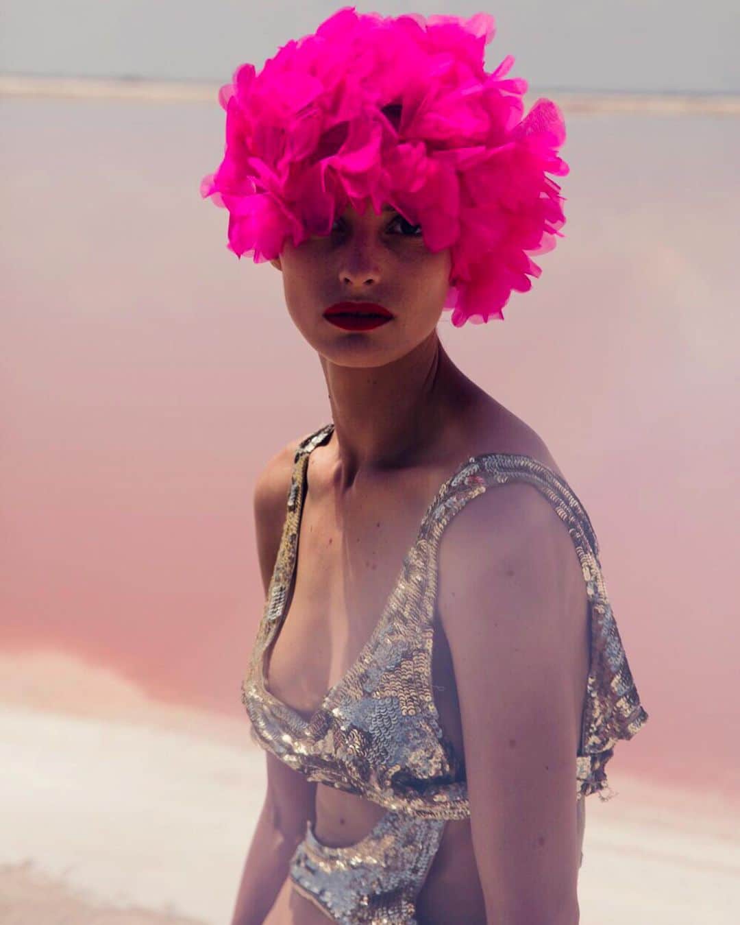 フラヴィア・ルチーニのインスタグラム：「Mexico styled by @yaelgitai 🌸 #loscolorados」