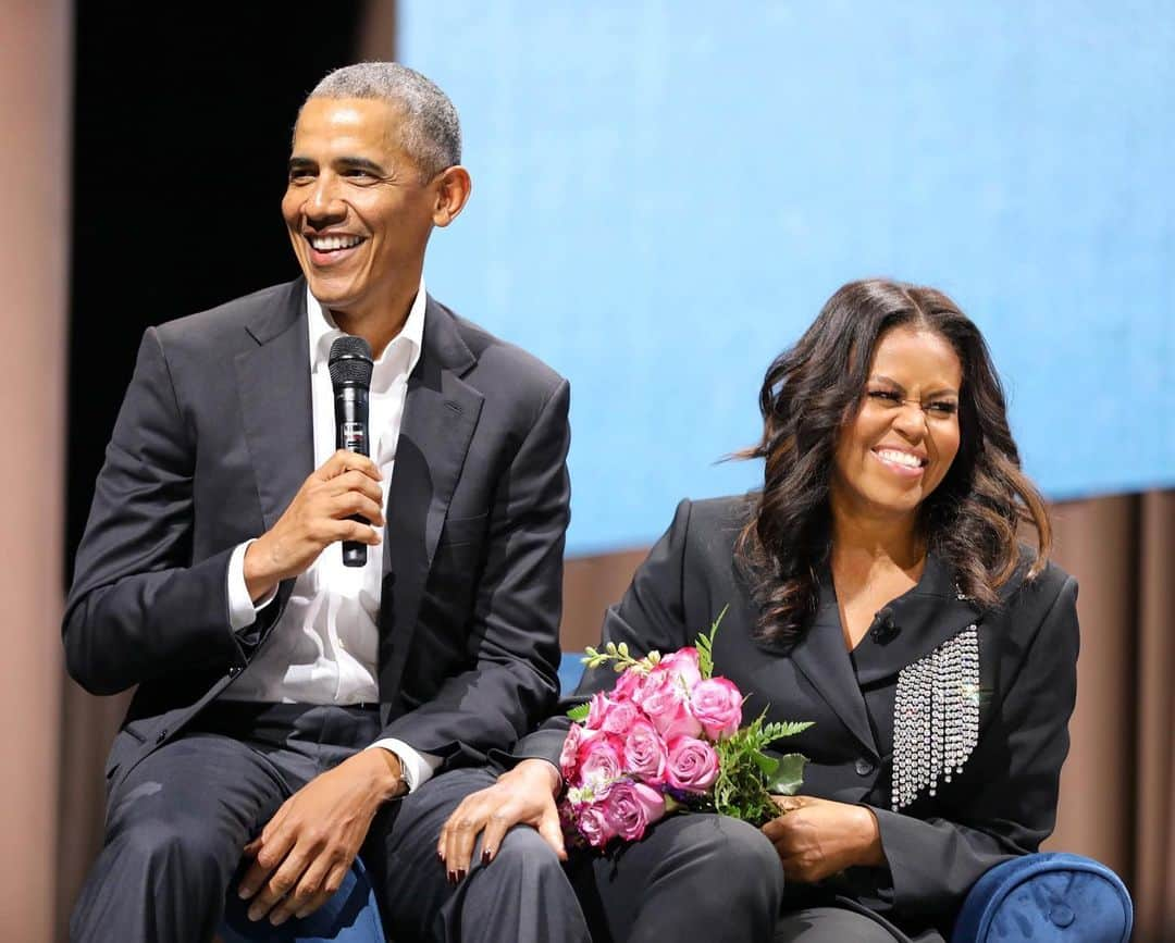 ミシェル・オバマさんのインスタグラム写真 - (ミシェル・オバマInstagram)「Barack's memoir, A Promised Land, comes out on Tuesday, and I can’t wait for you all to read it. And on a personal level, I can’t wait for him to experience what I did after my memoir was published. It’s now been two years since Becoming came out and I couldn’t be more thankful for all the stories and conversations that people from all over the world have shared with me. That has been the most rewarding part of writing Becoming – hearing from all of you as you discovered a new beauty in your own journey. ❤️️ #IAmBecoming #APromisedLand」11月14日 3時00分 - michelleobama