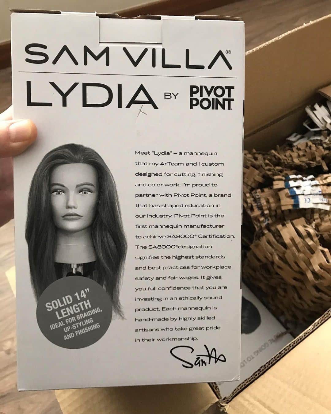 Sam Villaさんのインスタグラム写真 - (Sam VillaInstagram)「#InLove with LYDIA. ❤️ Each mannequin is hand-made by highly skilled artisans who take as much pride in their work as you do. Lydia’s top-quality, ethically sourced human hair gives you the most realistic cutting and styling experience. The extra length is ideal for #braiding, #upstyling and finishing, or for creating several different #haircuts. Grow your craft and your career with the Lydia Mannequin Head by @pivotpointintl.⠀ ⠀ ✖️ AVAILABLE ON SAMVILLA.COM ✖️⠀ ⠀ 📷 : @seandawson1969」11月14日 3時11分 - samvillahair