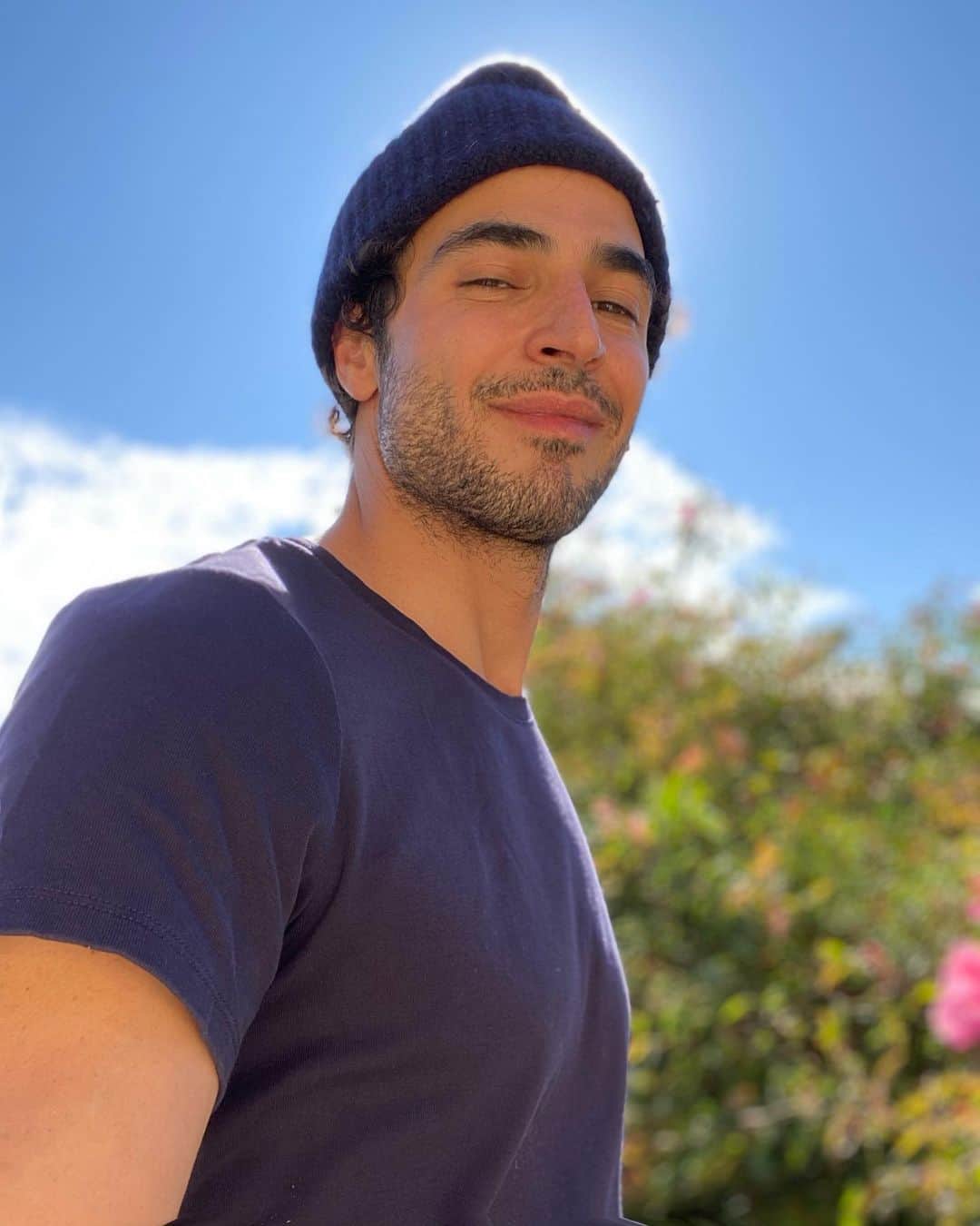 のインスタグラム：「Sunshine Friday!!!!! Set your intentions for the week ahead, find the “something” you want to improve, learn, watch, read, or accomplish! Put your goals into reality. Be brave, take the risk, one step at a time !!」