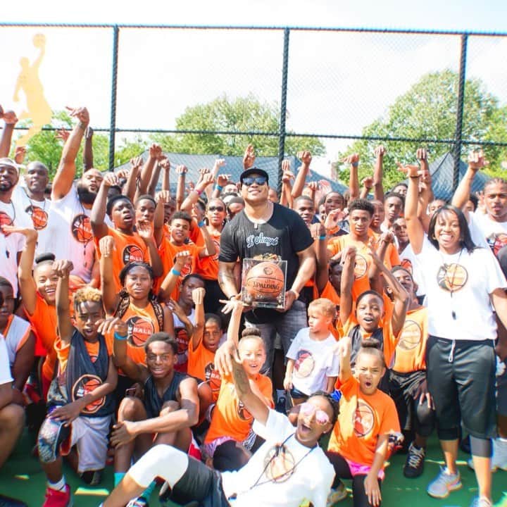 LL・クール・Jのインスタグラム：「Community is kindness ✊🏾 The Jump & Ball Foundation provides safe and fun-filled basketball camps & tournaments for youth in Queens, NY. It’s crucial for kids to learn leadership skills for both on and off the court. never forget where you came from!! #WorldKindnessDay」