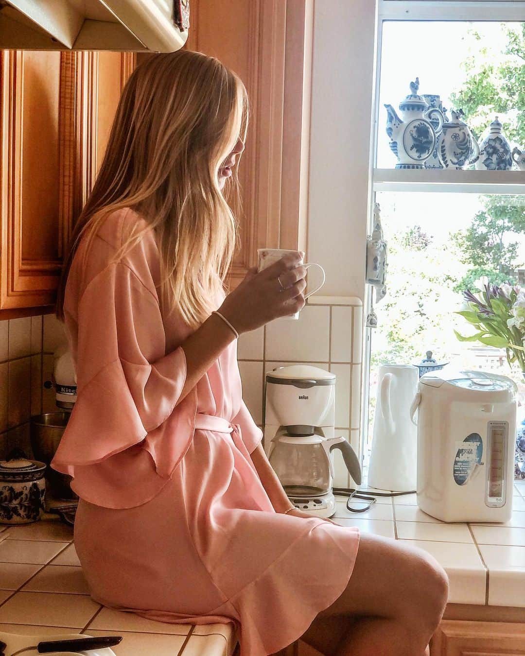 ポリーナ・エドモンズさんのインスタグラム写真 - (ポリーナ・エドモンズInstagram)「☕️Tip: Know what’s more powerful than a cup of coffee in the morning? Starting your day with good, loving thoughts. It can change how the rest of your day unfolds❤️  (P.S. i’m a tea girl. are you coffee or tea?)  #positivity #happiness #goodthoughts #energy #positivemindset #coffee」11月14日 3時19分 - polinaedmunds