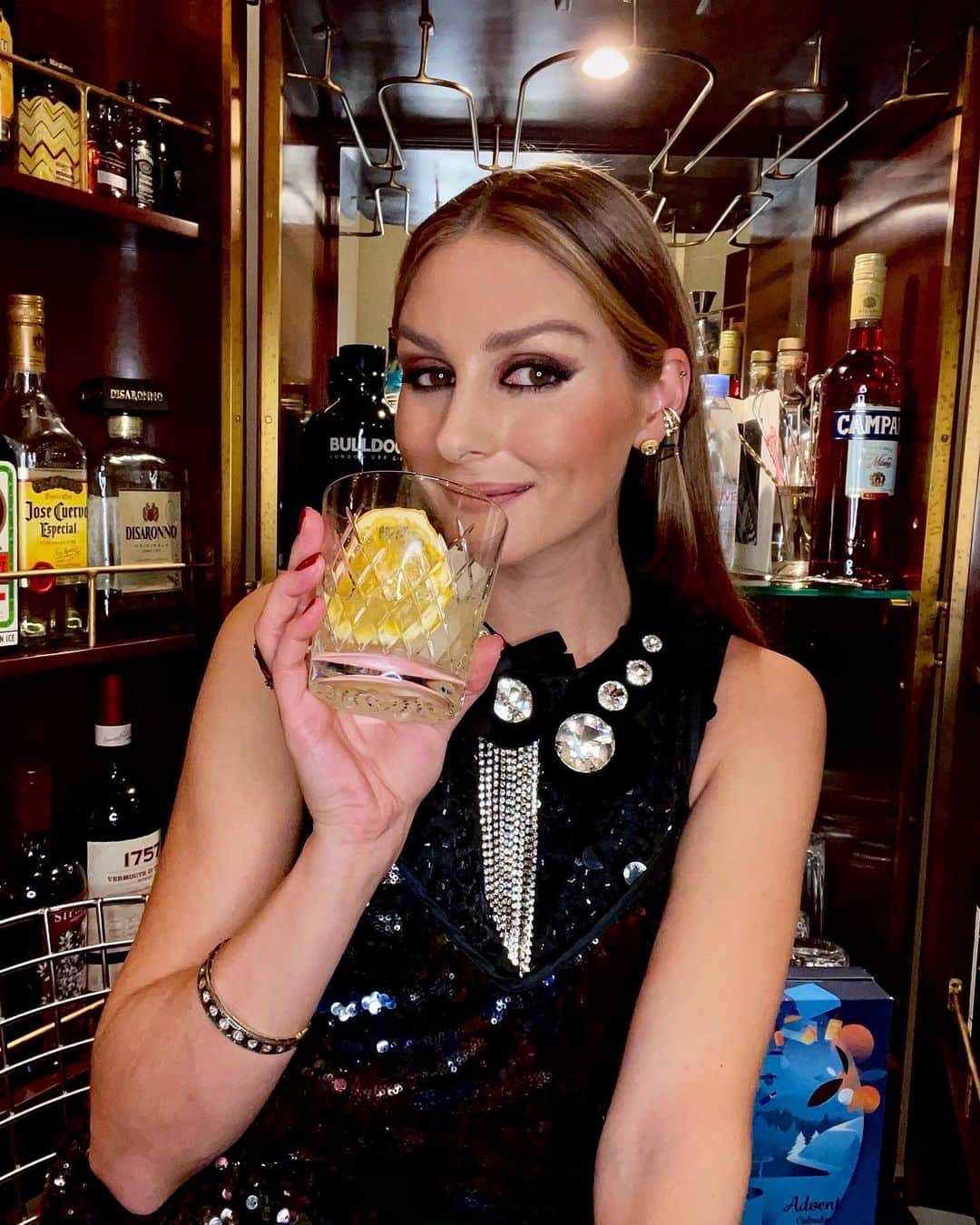オリヴィア・パレルモのインスタグラム：「Had sooo much fun co-hosting a virtual olfactory cocktail experience with @ateliercologne and @muddlingmemories last night to kick-off the holiday season!!! 🍸🕯🎄 Sharing the recipes for the #OPcocktails we made and some snaps from the event over on OliviaPalermo.com (link in bio). Grab a shaker and your favorite candle and try them for yourself! What do you think - should we do another mixology class? Let me know in the comments below. Cheers! 🥂」