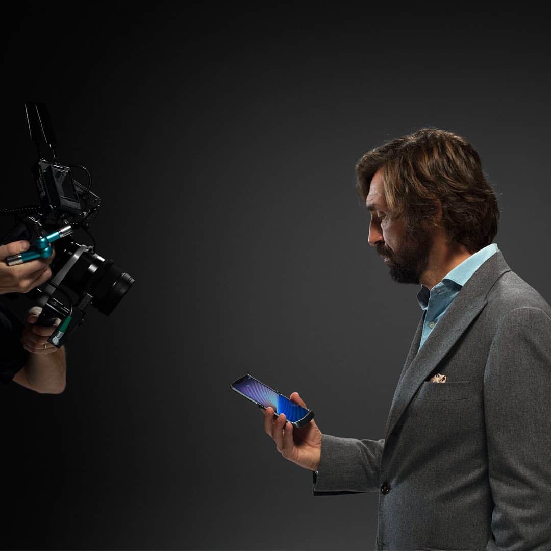 のインスタグラム：「L’eleganza a portata di mano. Sul set con il nuovo motorola razr 5G @motorolaita #motorolarazr5G #razr #feeltheflip #adv」