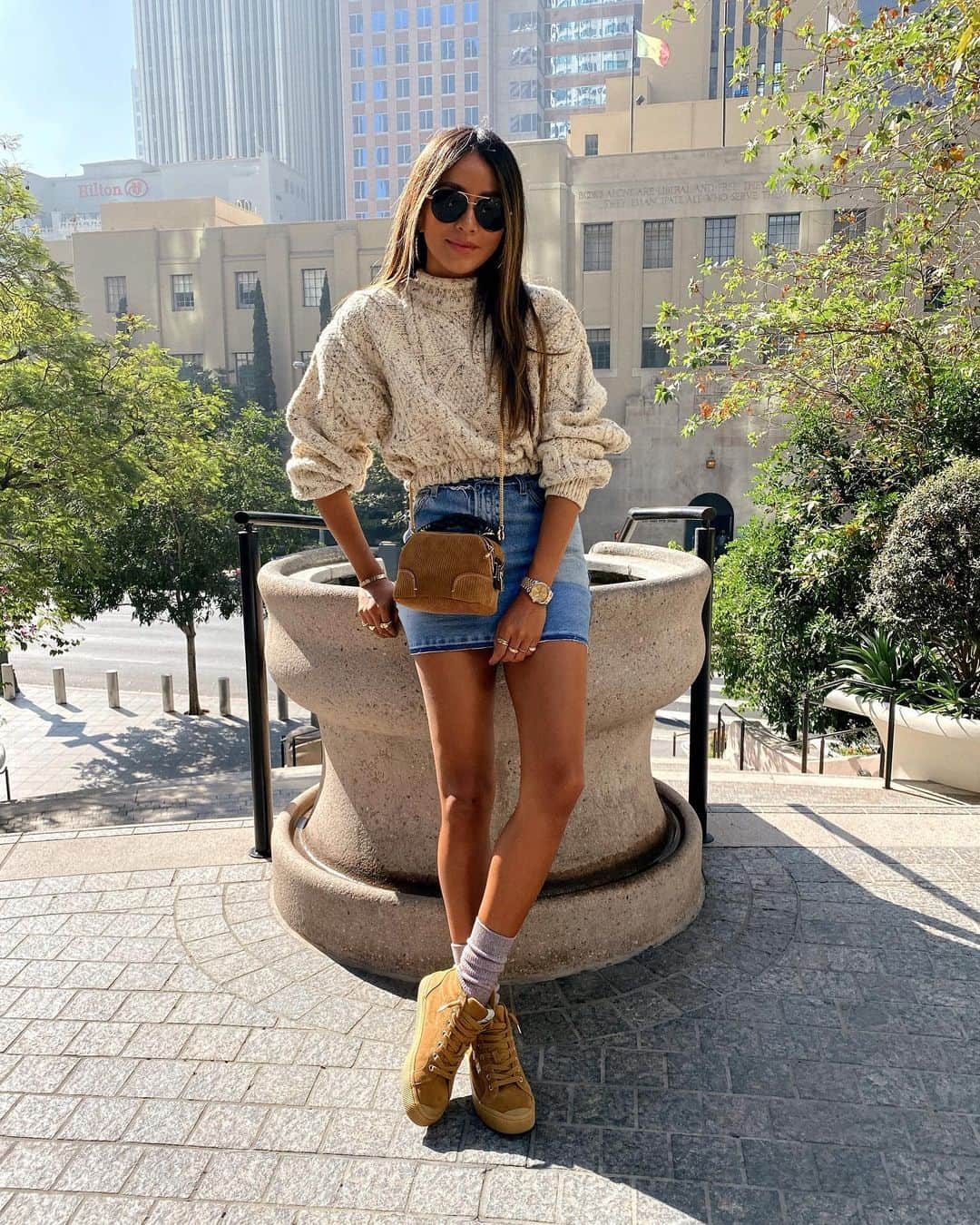 ジュリー・サリニャーナのインスタグラム：「How we do fall styling in LA... warm on top x bare legs on the bottom! 🌴🙌🏽」