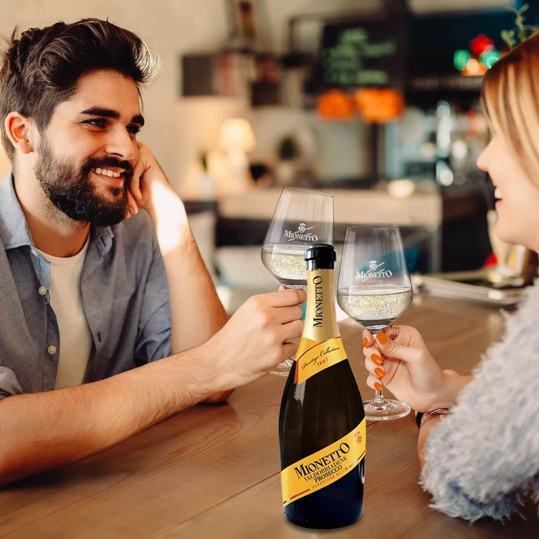 Mionetto Proseccoのインスタグラム：「Comincia il weekend, concediti un calice di Mionetto Prosecco insieme alla persona che ami! 🙌🍾  #mionettoprosecco #mionettoinsieme  Bevi Mionetto responsabilmente」