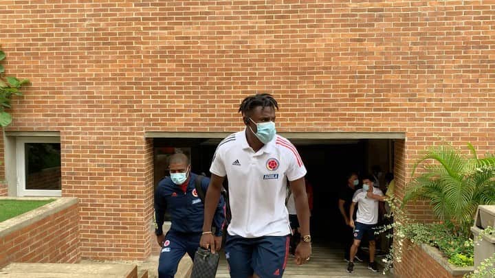 サッカー コロンビア代表チームのインスタグラム：「Rumbo al 🏟 Metropolitano ⚽️💪🏻🔥  #VamosColombia」