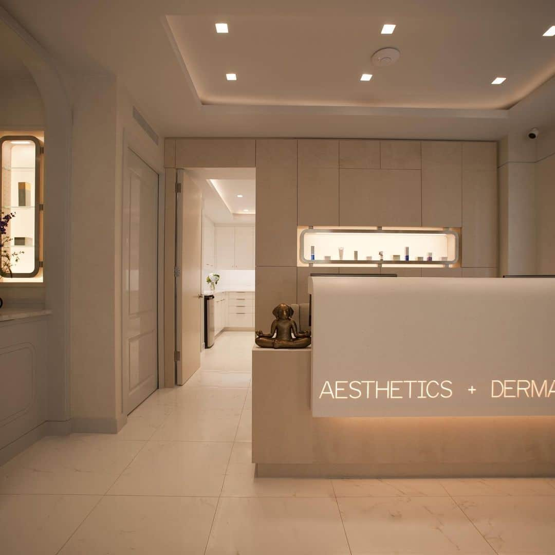 Biologique Recherche USAさんのインスタグラム写真 - (Biologique Recherche USAInstagram)「This weekend, treat yourself to the best of skincare by visiting our new partner Fifth Avenue Aesthetics by @mariehayagmd. Ideally located on Fifth Avenue in NYC, the gorgeous spa features seven treatment rooms and an extensive selection of @biologique_recherche products and facials! Enjoy. • • #biologiquerecherche #passion #expert #skin #skincare #weekend #treatyourself #treatyourskin #fifthavenue #fifthavenueaesthetics #treatment #facial #buildingbetterskin #wellness #wellnesswithbr #nyc」11月14日 3時33分 - biologique_recherche_usa