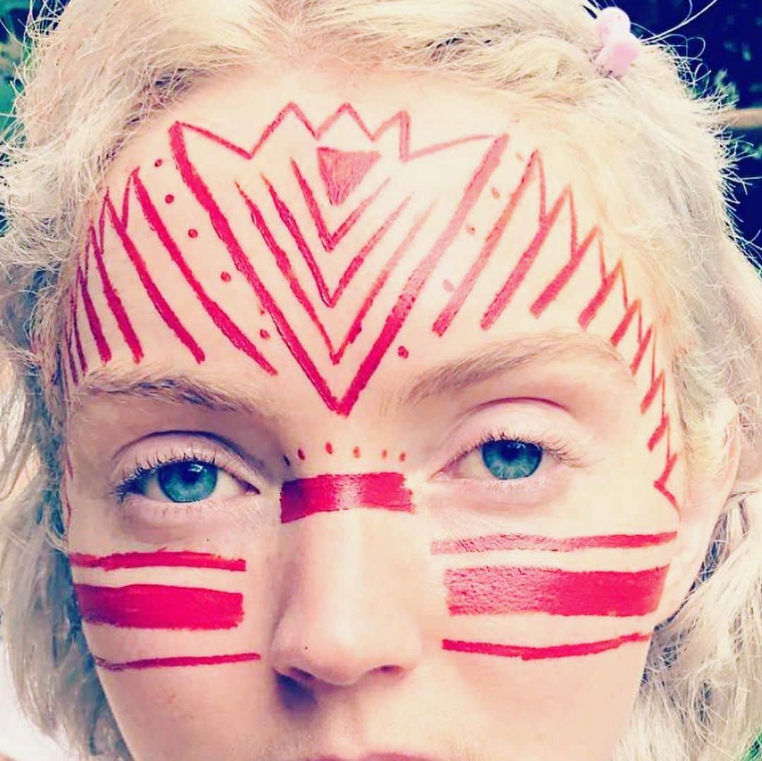 リリー・コールのインスタグラム：「New podcast episode on indigenous wisdom ~ link in bio. I’ve been lucky enough to spend time with indigenous communities, like the Yawanawa, and am happy and humbled to share some of their insights with you.  Also the wonderful Wade Davis, Vanessa Nakate and Sam Lee singing ancient song! There are so many other ways to think about inhabiting this planet ~ let’s open our minds to reimagine 🤍   First image taken one of the times I was with the Yawanawa. Second image of Putanny Luiza Yawanawa in the Amazon. Third images in the US edition of my book Who Cares Wins.   Have a beautiful weekend !」