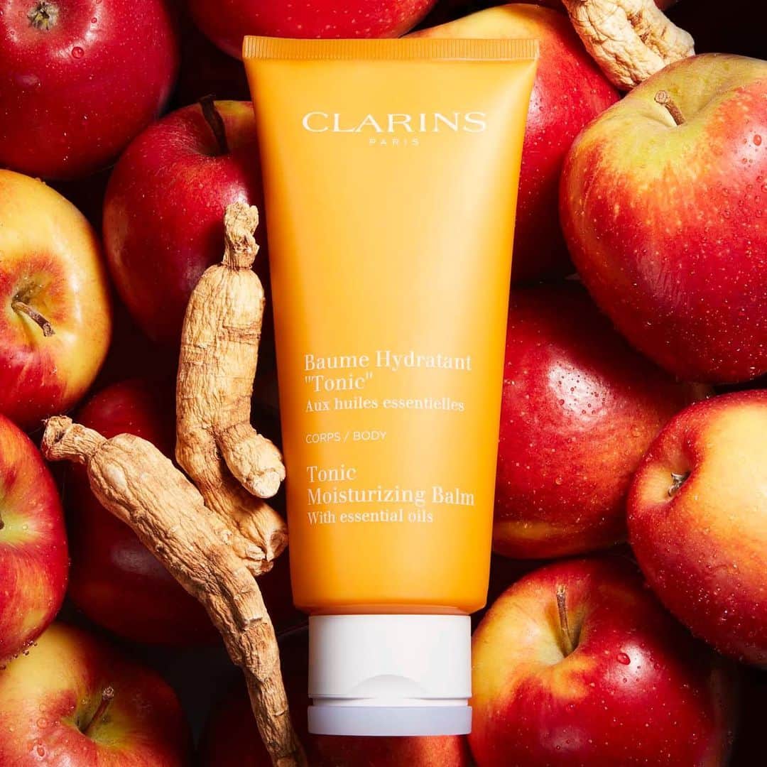 CLARINSさんのインスタグラム写真 - (CLARINSInstagram)「🍎 Tonic Moisturizing Balm is perfect for the fall season 🍎 Invigorating, moisturizing body balm with essential oils that intensely hydrates to leave skin supple and satin-smooth.   Also formulated with natural plant extracts of Aloe Vera, Shea butter, and aromatic essences of geranium, mint and rosemary.   #clarins #clarinsbody」11月14日 3時46分 - clarinsusa