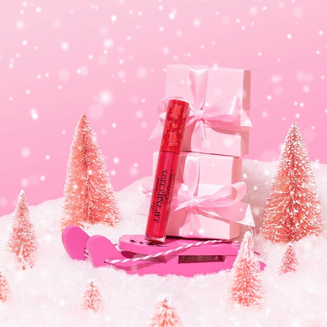 のインスタグラム：「Pucker up for Santa with dramatically hydrated, nourished, volumized lips and a pop of Christmas color with our limited edition Lip Injection Extreme Cinnamon Bear! 💋  #toofaced #toofacedlipinjection」