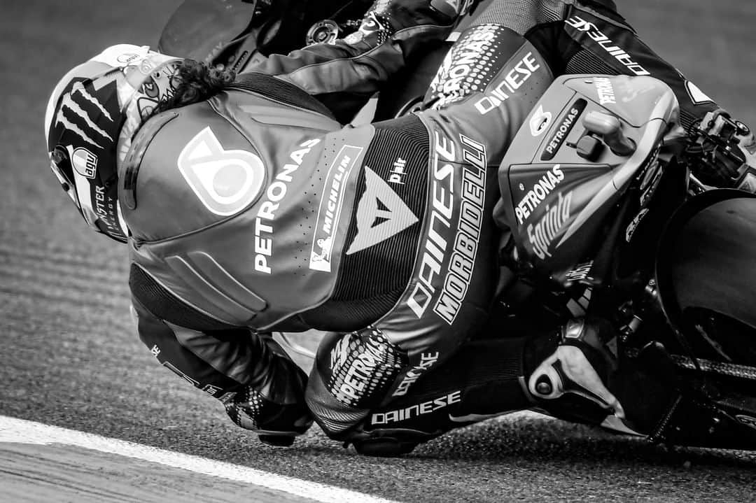 MotoGPさんのインスタグラム写真 - (MotoGPInstagram)「Black & white ⚫️⚪️ knee down ✅ elbow down ✅ #SwipeLeft ⬅️ #ValenciaGP 🏁 #MotoGP #Motorcycle #Racing #Motorsport」11月14日 4時00分 - motogp