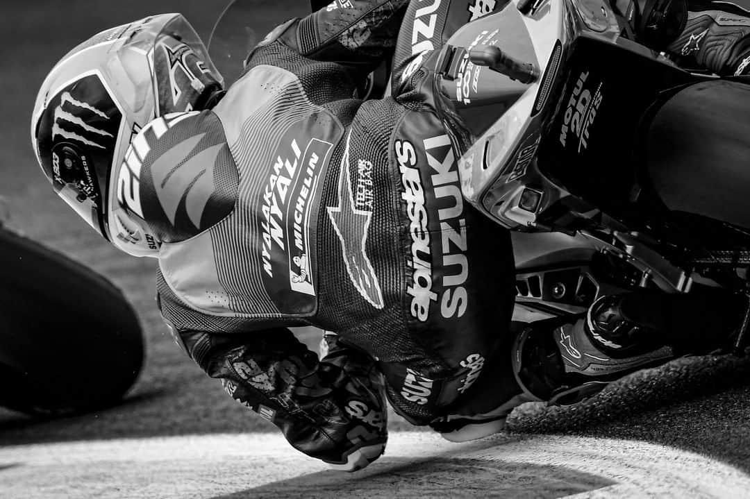 MotoGPさんのインスタグラム写真 - (MotoGPInstagram)「Black & white ⚫️⚪️ knee down ✅ elbow down ✅ #SwipeLeft ⬅️ #ValenciaGP 🏁 #MotoGP #Motorcycle #Racing #Motorsport」11月14日 4時00分 - motogp