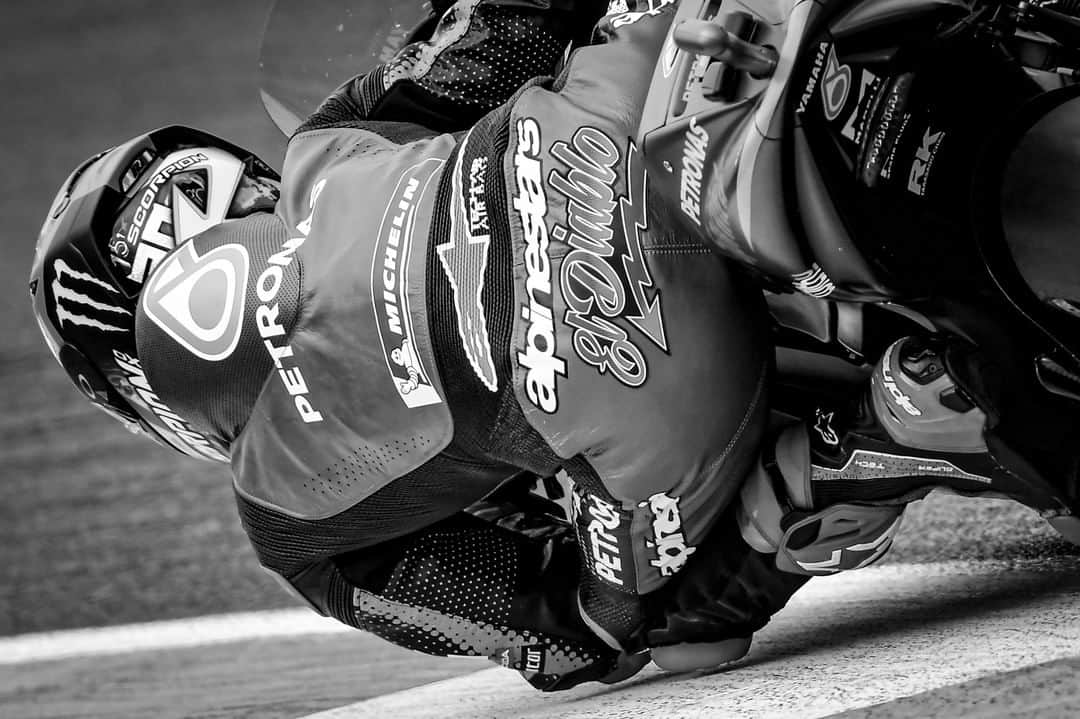 MotoGPさんのインスタグラム写真 - (MotoGPInstagram)「Black & white ⚫️⚪️ knee down ✅ elbow down ✅ #SwipeLeft ⬅️ #ValenciaGP 🏁 #MotoGP #Motorcycle #Racing #Motorsport」11月14日 4時00分 - motogp