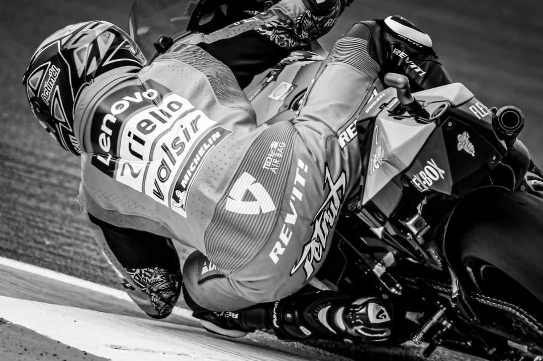 MotoGPさんのインスタグラム写真 - (MotoGPInstagram)「Black & white ⚫️⚪️ knee down ✅ elbow down ✅ #SwipeLeft ⬅️ #ValenciaGP 🏁 #MotoGP #Motorcycle #Racing #Motorsport」11月14日 4時00分 - motogp