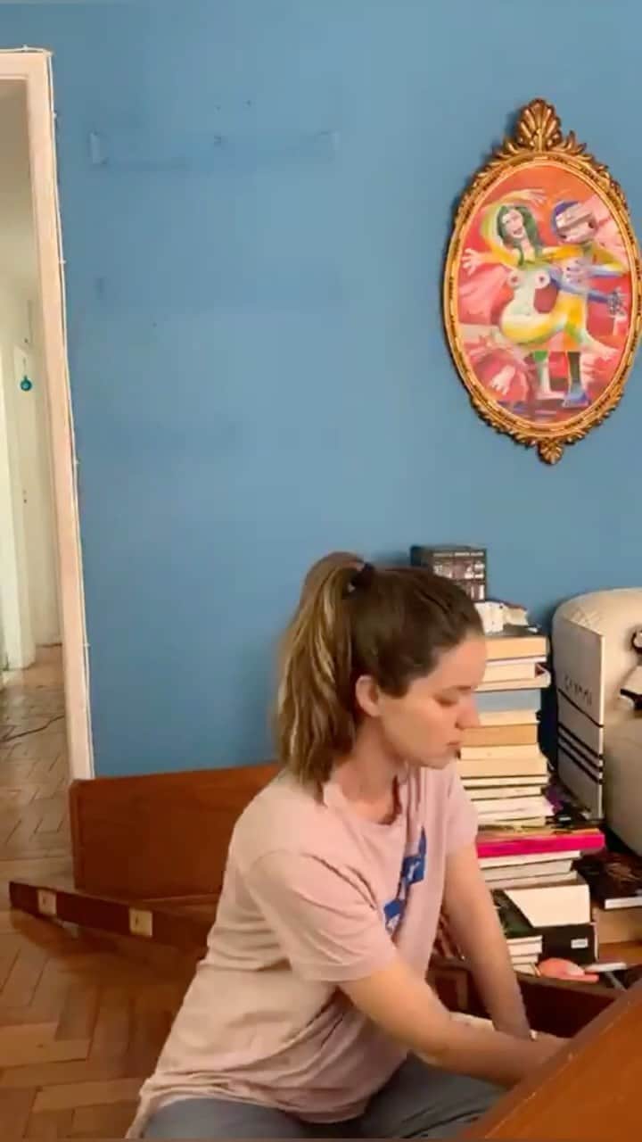 ナタリア・ディルのインスタグラム：「Sextou com um pedacinho da nossa mudança, e das ideias que tivemos por aqui! Amo renovar e reutilizar. Nossa estante de livros agora está de cara nova! ♥️ Quem aqui também curte recriar?」