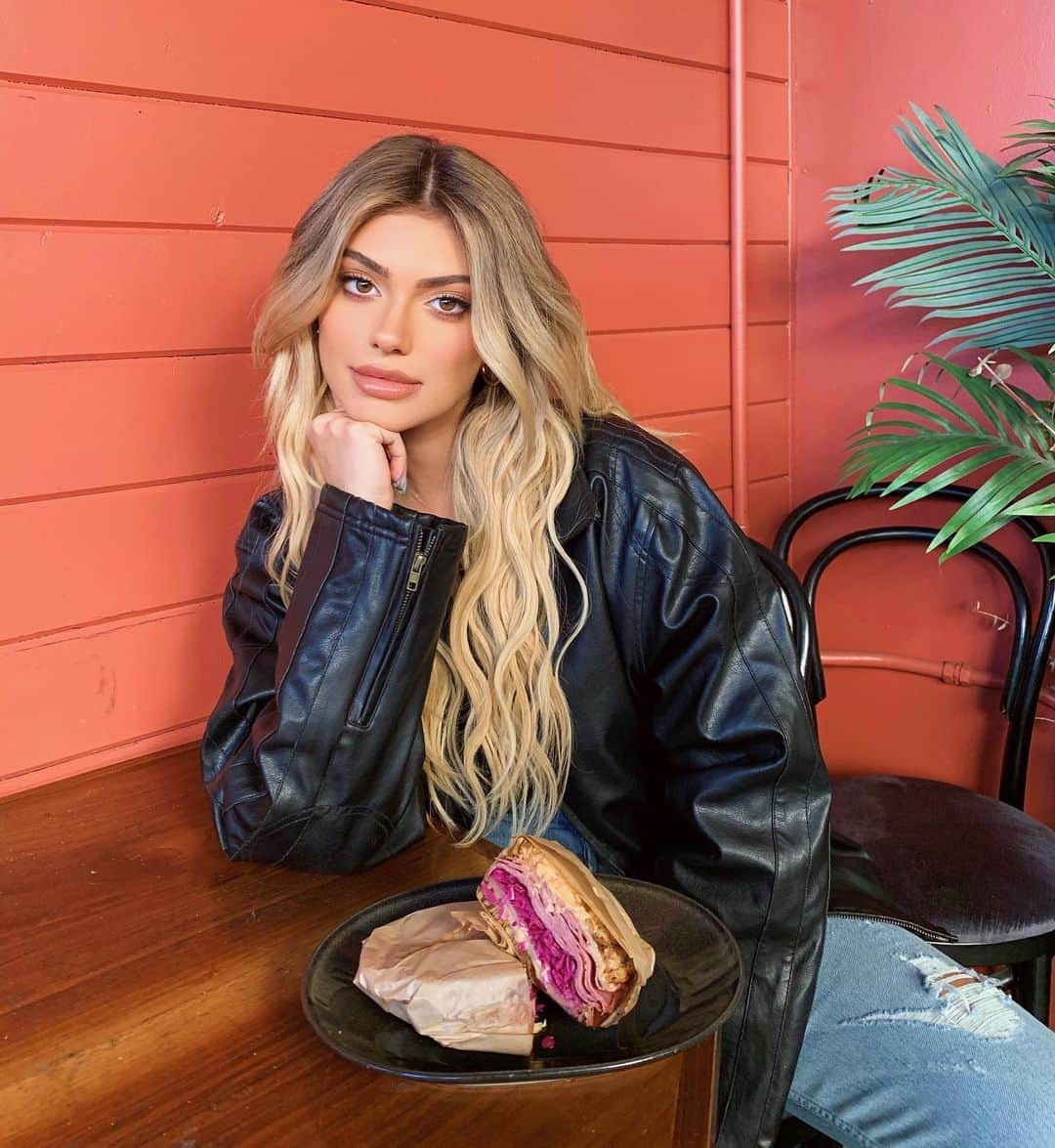 ケルシーのインスタグラム：「@fatherfoods x @surfmesa sandwich available now today n tomorrow go order it 🥪🥖🍞🥐🥯🥨」