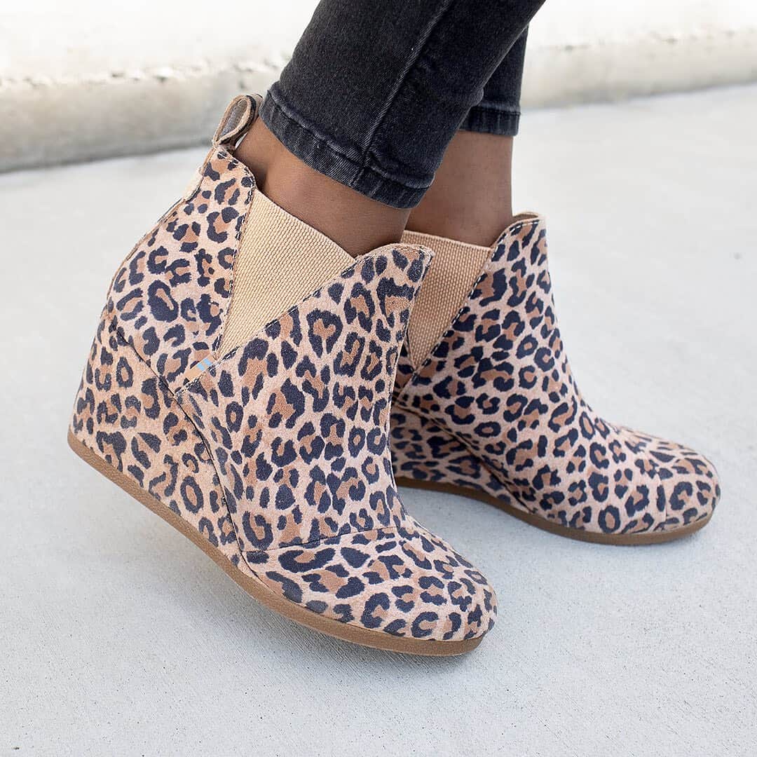 トムズシューズのインスタグラム：「These shoes say you take seasons seriously—and your impact, too. Pictured: The Kelsey in Desert Tan Leopard.」