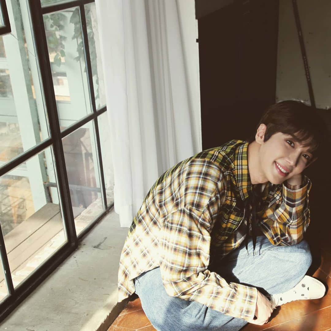 パク・ジョンミンのインスタグラム：「살살 다뤄줘요 보기보단 여려요 난 그대 생각하면 가슴이 콩닥콩닥 뛰는 나인걸  가끔 토라져도 너무너무 사랑스러워   그대와 매일이 기다려져요 우린 넘나 좋은 것   매일매일이 우린 넘나 좋은 것  시도 때도 없이 그대가 보고 싶은걸  시도 때도 없이 그대가 떠오르는 걸 밥은 먹었는지  아픈 덴 없는지  기분은 어떤지  내 생각 하는지 하루 종일 휴대폰 만지작거리는 손  그대 생각만 하죠  그대와 함께라면 어디든지 좋아  가끔은 다투고 자꾸 토라져도  넌 나를 이해해 줄래   조금 이상해 네게 미쳐볼래 그냥 이참에  화를 내도 너무 예뻐 난 그냥 너인 거야  boy I love u love u  Girl I love u love u  사랑하니까 우린 모든 것이 다  그냥 넘나 좋은 것  Boy I love u love u  Girl I love u love u  말로 설명 못해 그냥 넘나 좋은 것  찰떡 찰떡궁합 찰떡 찰떡궁합   그대와 나눌 매일이 기다려져요 난 넘나 좋은 것  찰떡 찰떡궁합 찰떡  찰떡궁합   내겐 너와 함께하면 그냥 넘나 좋은 것  말해 뭐해 나의 모든 걸  하나하나 보여 줄 거야 Pretty Girl 너 때문에 할 일이 좀 더 늘었어 매일같이 네 생각을 멈출 수 없어 지금도 난 내 메모장에  우리 이야기들로 자꾸 넘쳐나네  Oh 고마워 나의 여자라서  행복하게 해줄게 모든 걸 걸어서   오늘 하늘이 맑은 바람에 또 생각이 나 비가 내리면 빗방울마다 그댈 봐요   한걸음 두 걸음  걸을 때마다 떠오르는 그 이름 매일 봐도 너무 예뻐 Girl would you be my love?  Boy I love u love u  Girl I love u love u  사랑하니까 우린 모든 것이 다  그냥 넘나 좋은 것  Boy I love u love u  Girl I love u love u  말로 설명 못해 그냥 넘나 좋은 것  눈 감으면 내게 그려지는 건 You 어서 잠들어 이 밤을 지나  아침이 찾아와 눈을 뜨면 제일 먼저 서둘러 보고 싶은  Yes It’s you  Boy I love u love u  Girl I love u love u  사랑하니까 우린 모든 것이 다  그냥 넘나 좋은 것  Boy I love u love u  Girl I love u love u  말로 설명 못해 그냥 넘나 좋은 것  찰떡 찰떡궁합 찰떡 찰떡궁합  찰떡 찰떡궁합 찰떡 찰떡궁합  내겐 너와 함께하면 그냥 넘나 좋은것」