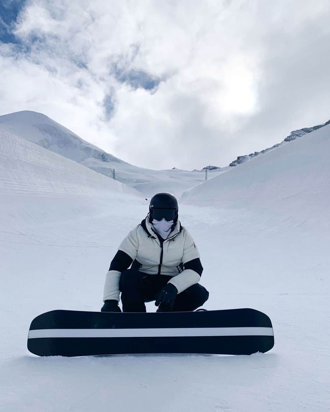 ショーン・ホワイトのインスタグラム：「I’ll be around answering questions for the next hour! What’s up!? (This Q&A is now closed !! Thank you all for your amazing questions !)」