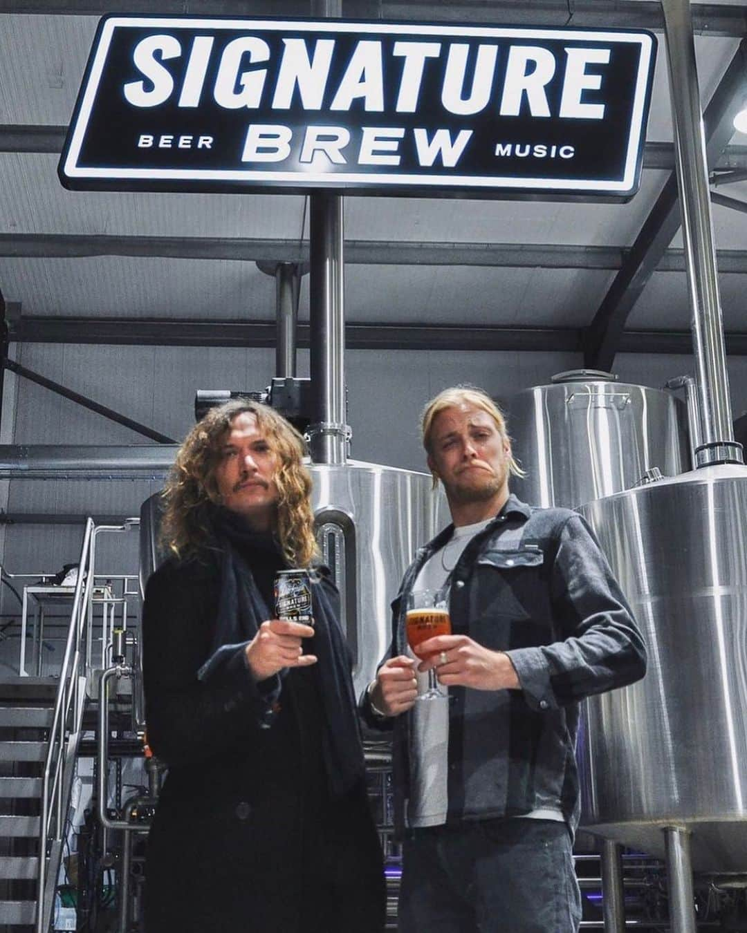 ルーファス・テイラーのインスタグラム：「There’s only one way to promote the finest beer ever created.....and that’s going full Roger Moore. #thedarkness #signaturebrew #bellsend 🍻」