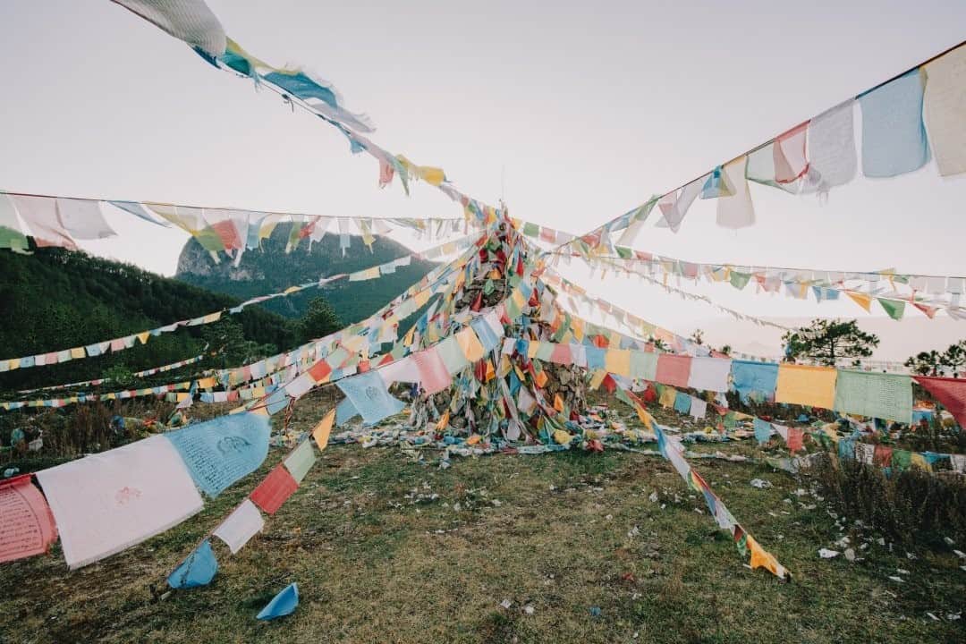National Geographic Travelさんのインスタグラム写真 - (National Geographic TravelInstagram)「Photo by @kiliiiyuyan / Prayer flags mark a place of worship for the many ethnic minorities that practice religions influenced by Tibetan Buddhism. This site in the mountains above China's new national park, Lugu Lake, hosts multitudes, from shamans to tourists. Follow me @kiliiiyuyan for more from the wildlands. #china #lugulake #buddhism」11月14日 4時36分 - natgeotravel