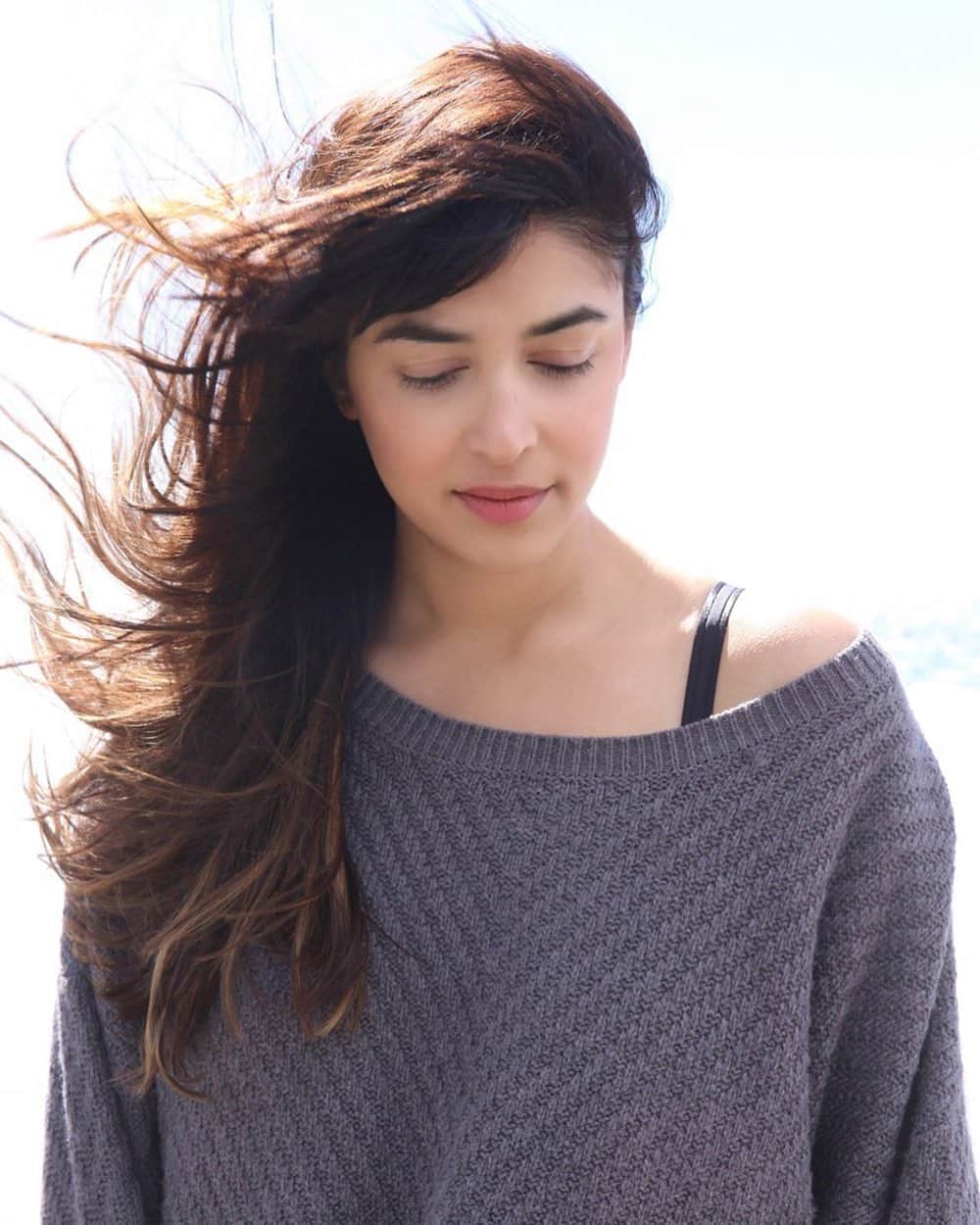 ハンナ・シモンのインスタグラム：「At the ocean in a sweater I bought at the local pharmacy and I am feeling all sorts of good good someone write an inspirational quote below like Mother Nature always knows or it’s the simple things or whatever because when I’m happy my brain breaks and I can’t be bothered then I’ll delete this rambling mess and replace it with your profundity.」