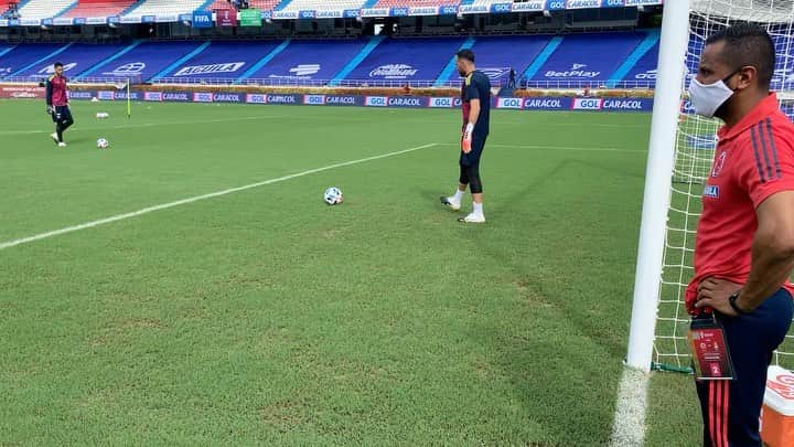 サッカー コロンビア代表チームのインスタグラム：「A esta hora nuestros arqueros hacen la entrada en calor 💪🏻⚽️🧤  #VamosColombia」