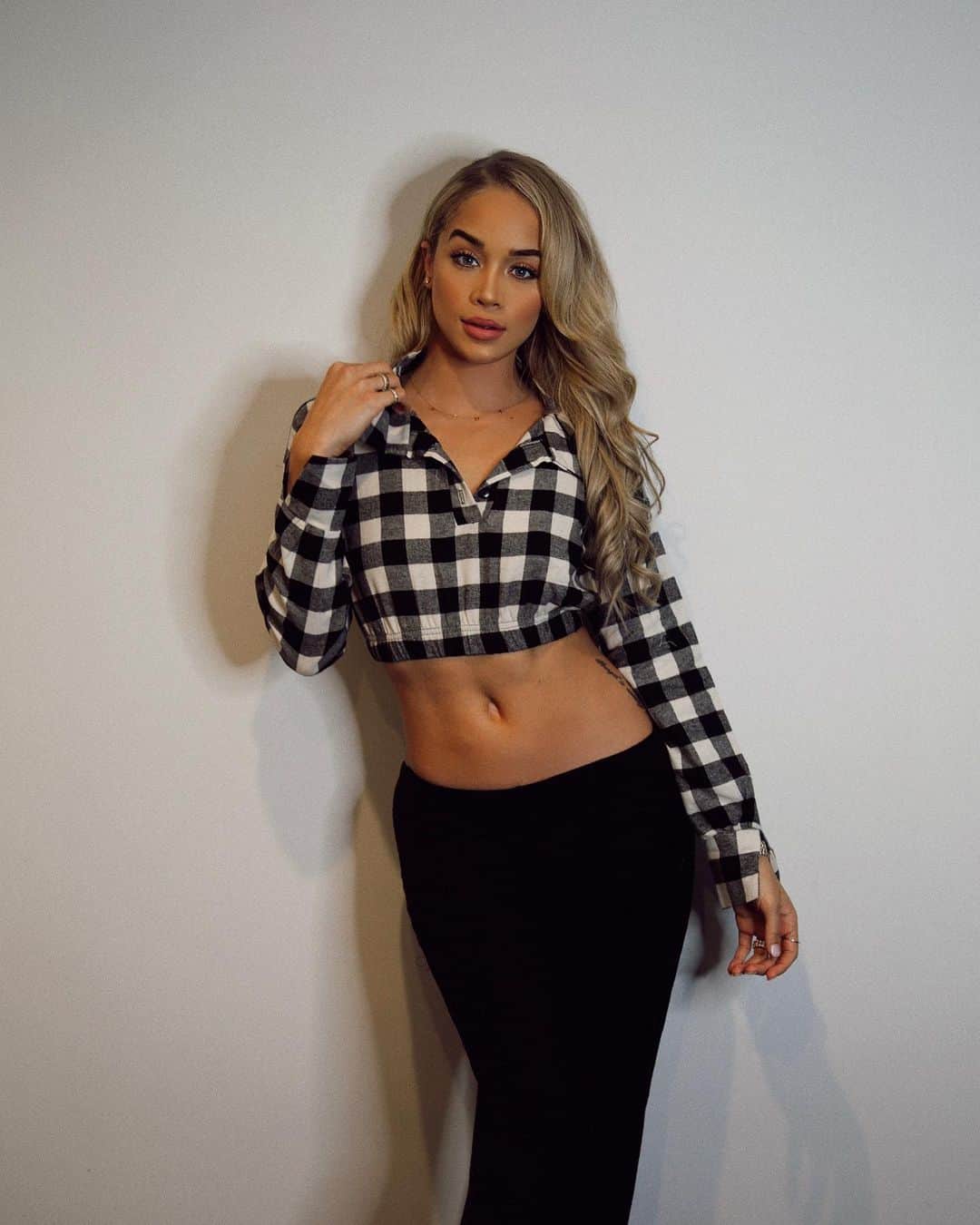 ジャスミン・サンダースのインスタグラム：「There ain’t no money in having hate in your heart 🖤 @prettylittlething」