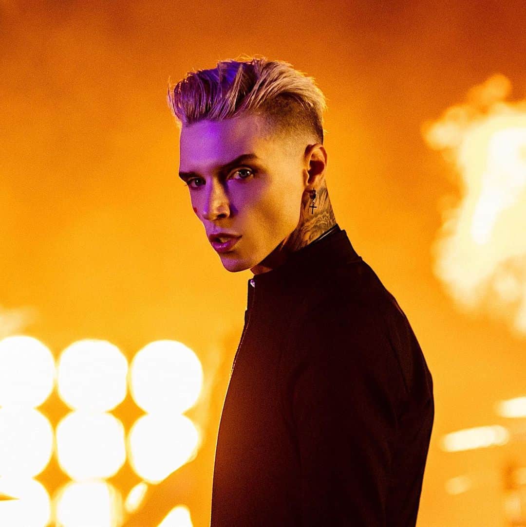 アンディー・ビアーザックのインスタグラム：「⁣ Thank you all so much for your incredible response to the new @blackveilbrides music video for “𝐒𝐜𝐚𝐫𝐥𝐞𝐭 𝐂𝐫𝐨𝐬𝐬” ⁣ We are thrilled with how this record is coming together and I can’t wait for you guys to hear #ThePhantomTomorrow in its entirety! ⁣ Thank you to one of my best friends in the world and creative collaborator @fatpogarty for his direction and tireless dedication and to @ashavildsen @stevenvideodude @sumerianrecords and the entire cast/crew who worked on this video. It started with a story and some drawings I did in my notebook and to see it come to life has been an incredible experience. We are in the best place we have ever been as a band and I couldn’t be more thankful! The single is out now everywhere and you can stream the video at the link in my bio 🖤⁣ #jointhephantomtomorrow  ⁣ 📷 @joshuashultz」