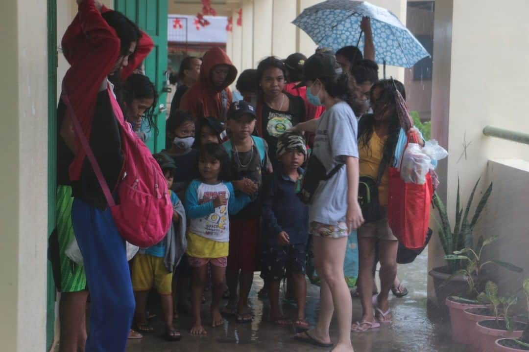 unicefさんのインスタグラム写真 - (unicefInstagram)「Typhoons have left a trail of devastation in parts of the Philippines, with high winds and flooding forcing families to seek safety in crowded evacuation centres. As they face the double threat of COVID-19 and extreme weather, @unicefphils is on the ground supporting children with water, hygiene kits and tents.  © UNICEF/UN0362726/Saldico」11月14日 4時45分 - unicef