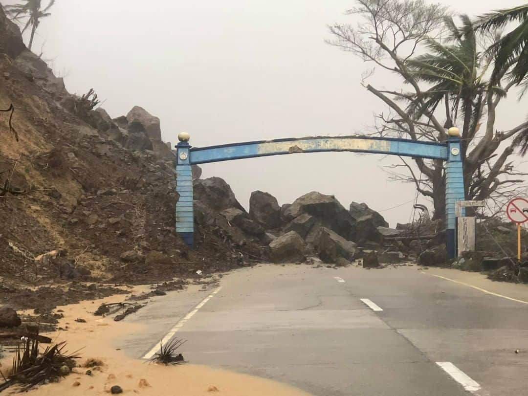 unicefさんのインスタグラム写真 - (unicefInstagram)「Typhoons have left a trail of devastation in parts of the Philippines, with high winds and flooding forcing families to seek safety in crowded evacuation centres. As they face the double threat of COVID-19 and extreme weather, @unicefphils is on the ground supporting children with water, hygiene kits and tents.  © UNICEF/UN0362726/Saldico」11月14日 4時45分 - unicef