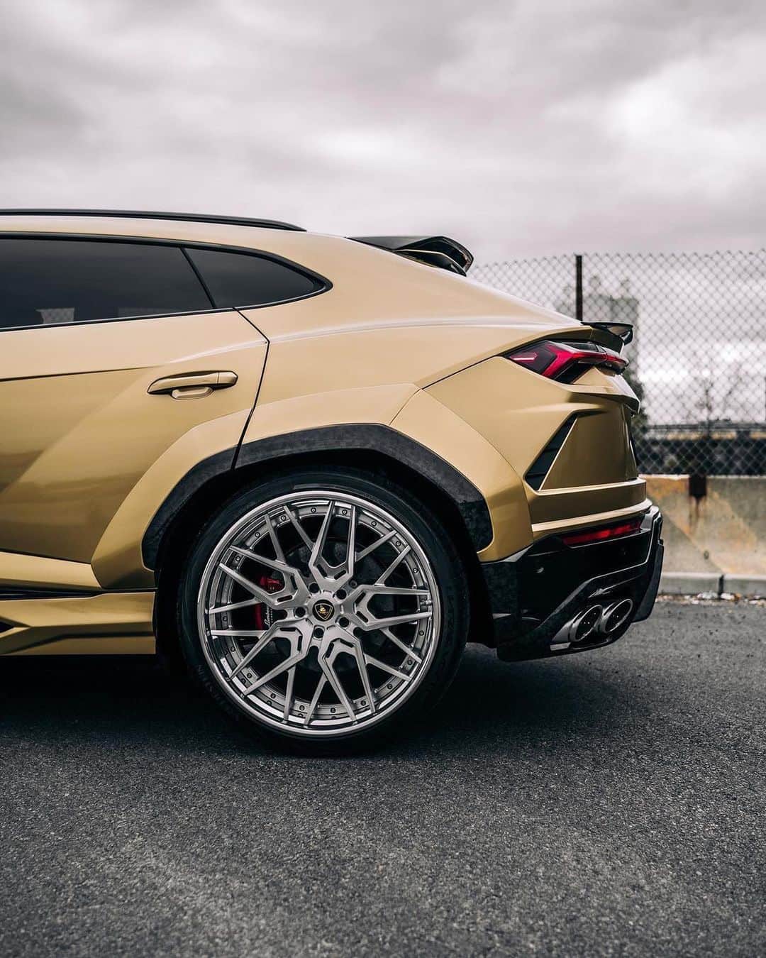 CARLiFESTYLEさんのインスタグラム写真 - (CARLiFESTYLEInstagram)「Gold Widebody Lamborghini Urus sitting on @velosdesignwerks wheels. Thoughts? Done by @abushi」11月14日 4時55分 - carlifestyle